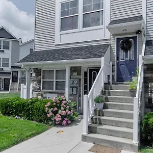 Waterfront Gem Duplex 3 Bedroom 2floor In Whitestone Bronx Free Parking , New York United States
